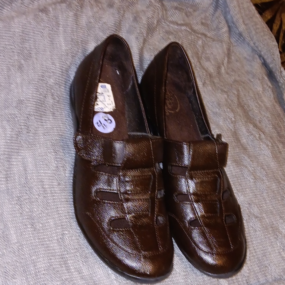 Shiny, chocolate brown leather loafers